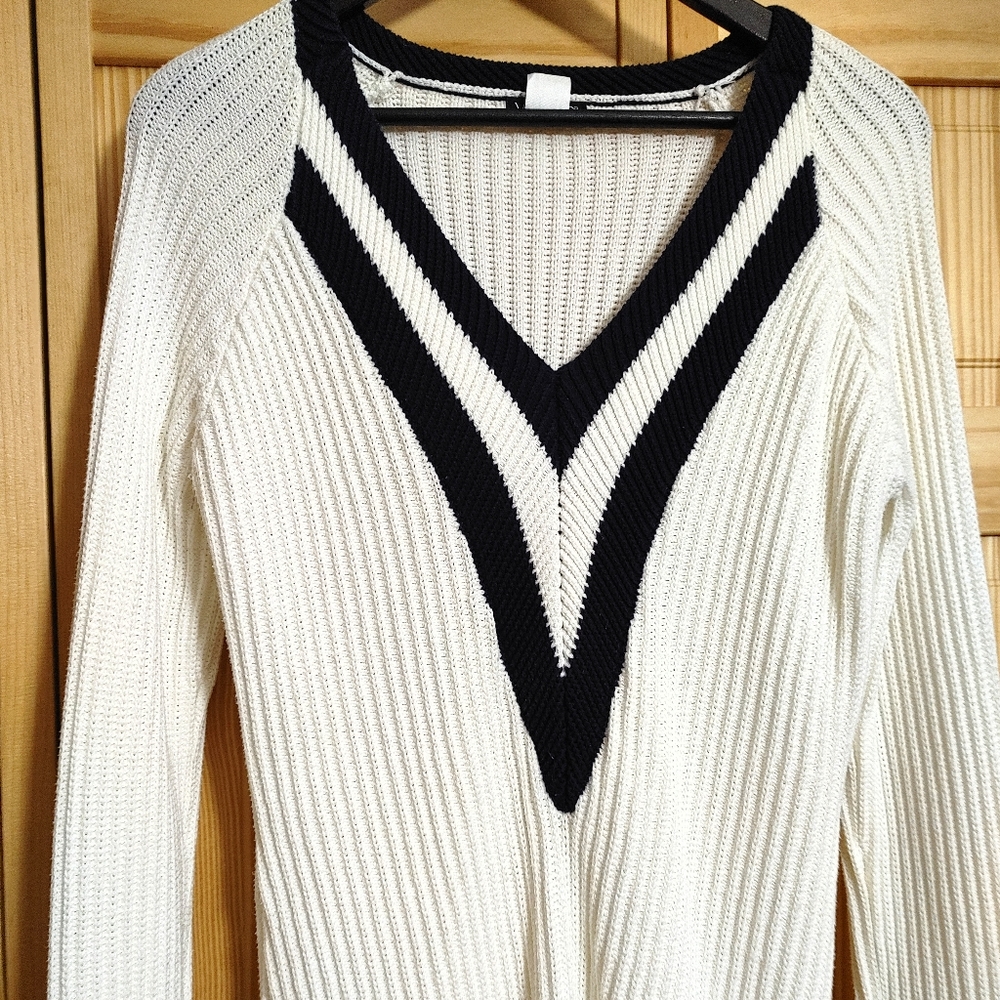 Venus long sleeve ladies sweater size medium Navy and white in good condition